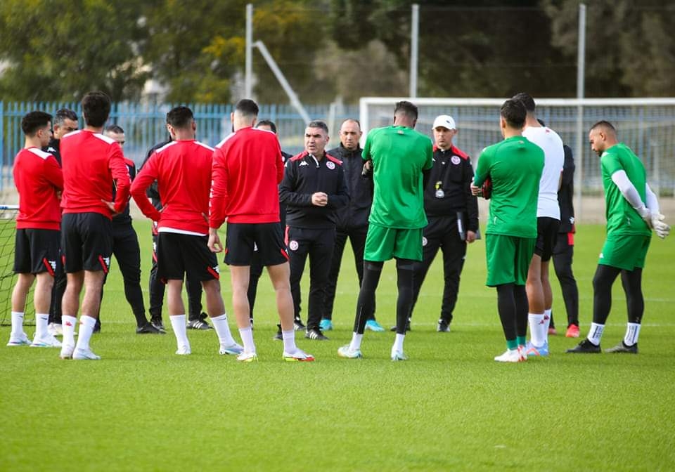 لاعبو المنتخب الوطني يصلون إلى الملعب الفرعي برادس للتدرّب تحضيرا لمواجهة ليبيا (فيديو)