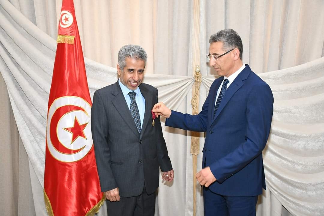 وزير الداخلية يسلم أمين عام مجلس وزراء الداخلية العرب الصنف الأول من وسام الشرف لقوات الأمن الداخلي