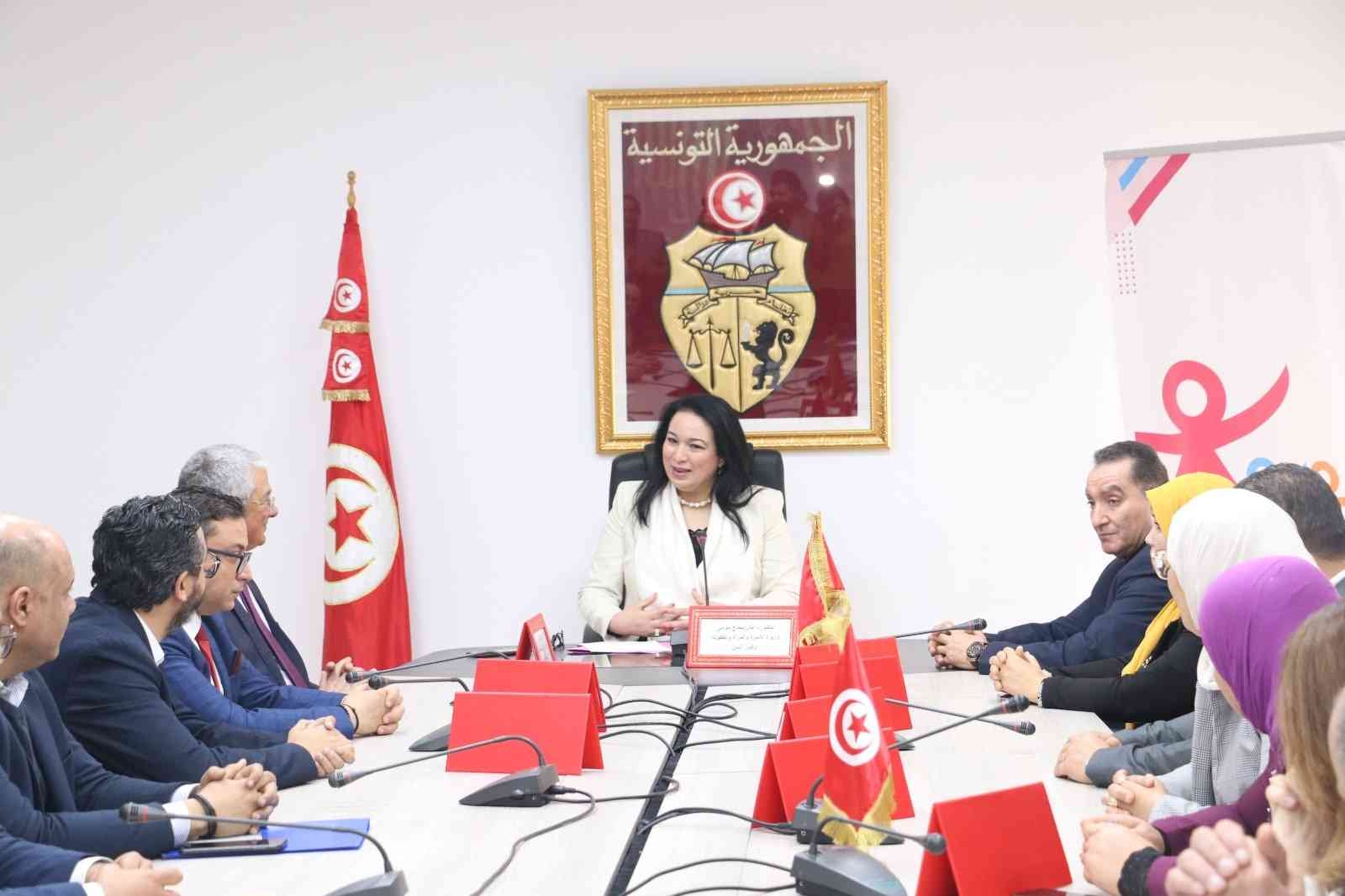 إمضاء مذكرة تفاهم بين 13 مجمعا تنمويا نسائيا وعدد من المساحات التجارية الكبرى