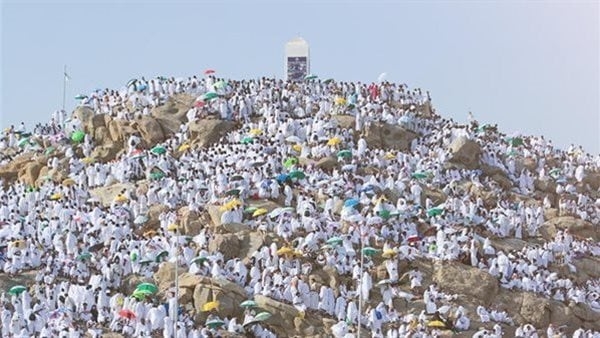 اليوم الحجيج يصعدون إلى مشعر عرفات الركن الأعظم للحج