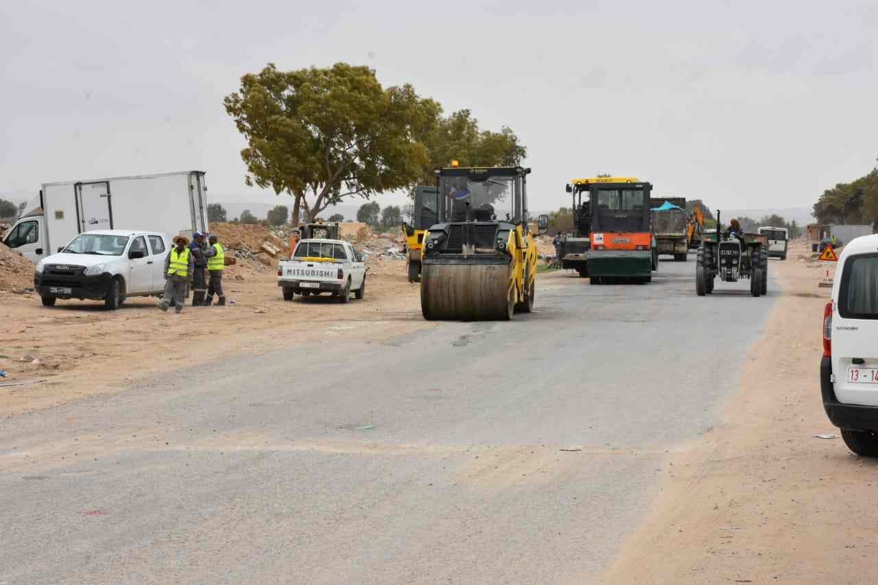 بكلفة تقدر بـ12,9 مليون دينار: انطلاق أشغال تدعيم الطريق الجهوية عدد 123 بولاية قفصة (صور)