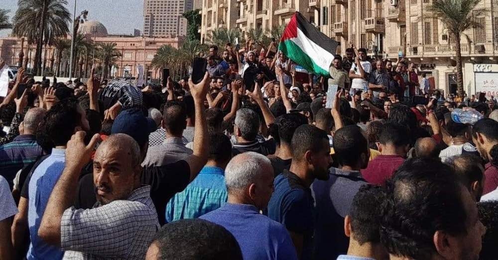 عشرات الآلاف يتظاهرون في ميدان التحرير دعما لغزة.. والأمن يفرقهم