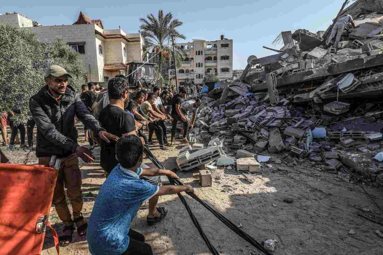 قصف مسجدين في خان يونس جنوبي قطاع غزة