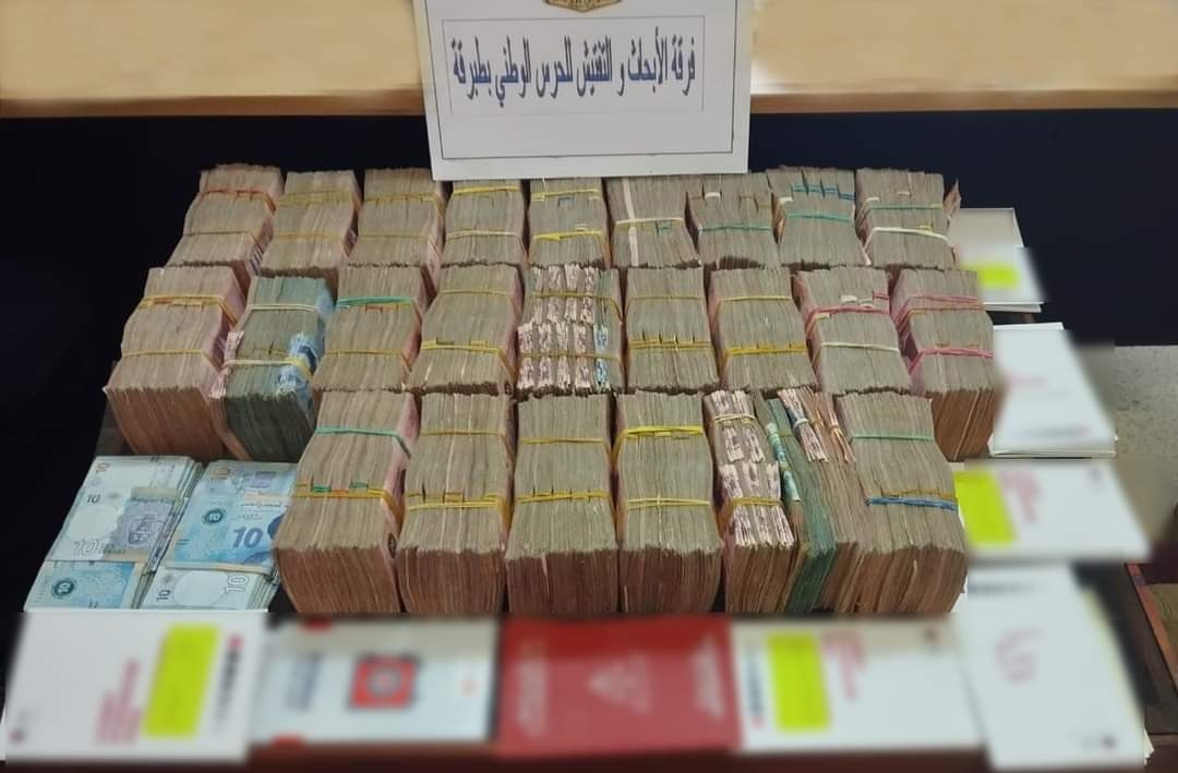 طبرقة: الإحتفاظ بشخص بحوزته 236 ألف دينار وعقود شراء عقارات من عائدات تهريب المرجان