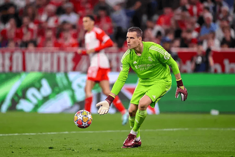 Real Madrid : Lunin à vendre...