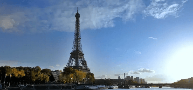 Un homme escalade la Tour Eiffel à mains nues