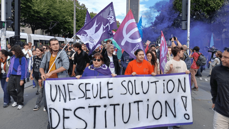 Des milliers de manifestants de gauche défilent contre Macron