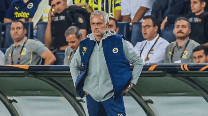 Turquie: Mourinho conteste une décision arbitrale...à sa manière