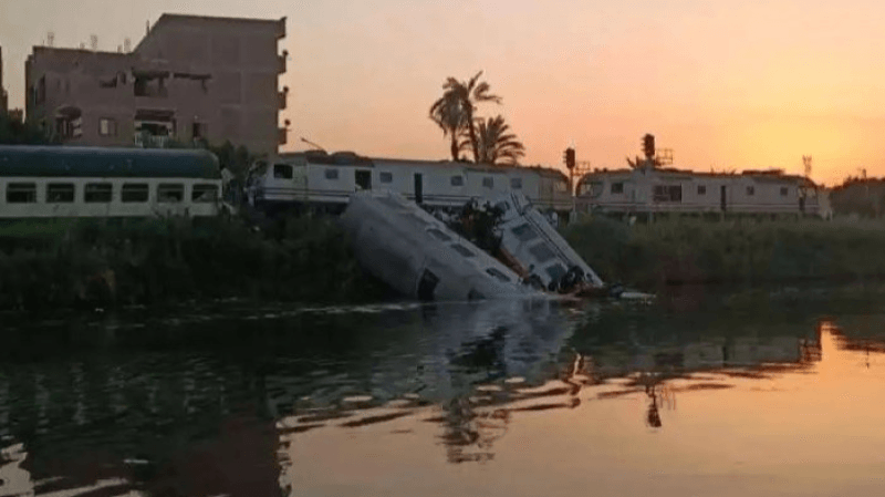 مصر: مصابون وسقوط عربتين بـ'التّرعة' في تصادم قطارين