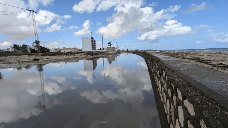 Zarzis: La mer déborde sur la route