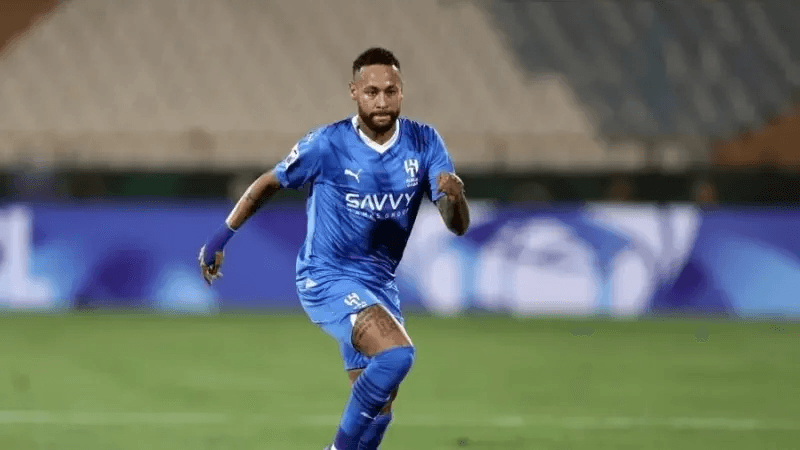 Un an après...Neymar retrouve les terrains