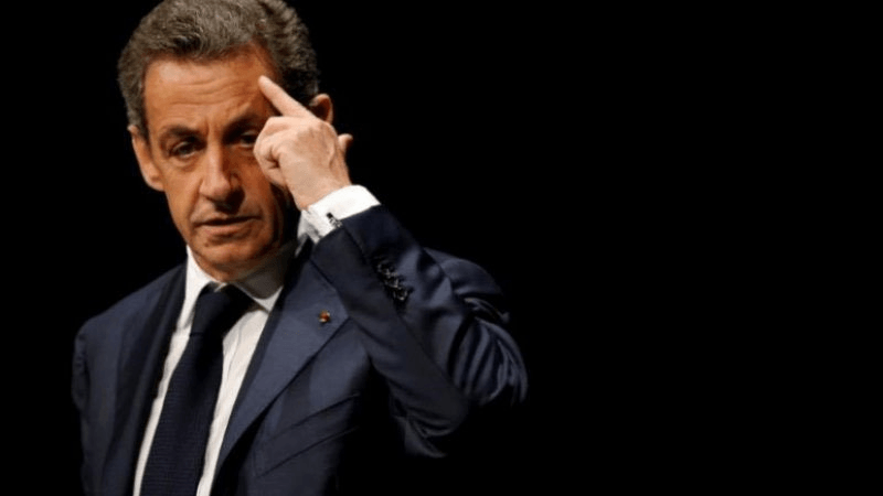 Nicolas Sarkozy: Un an ferme...bracelet à la main