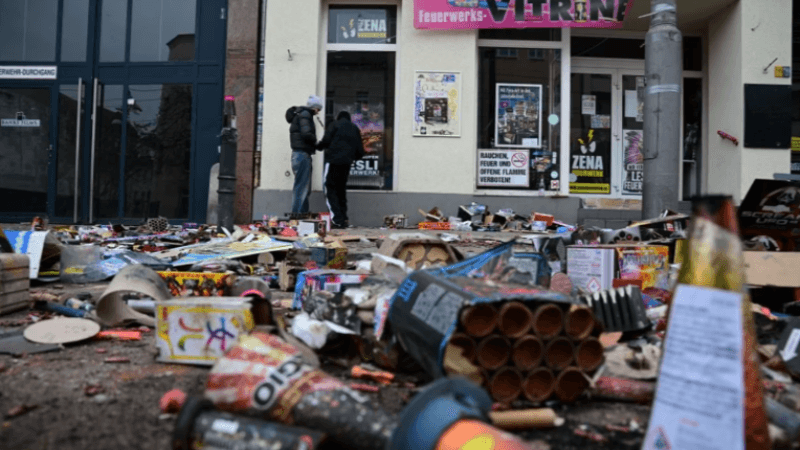 Berlin-Nouvel An: Les feux d'artifice font de nouveau, des morts