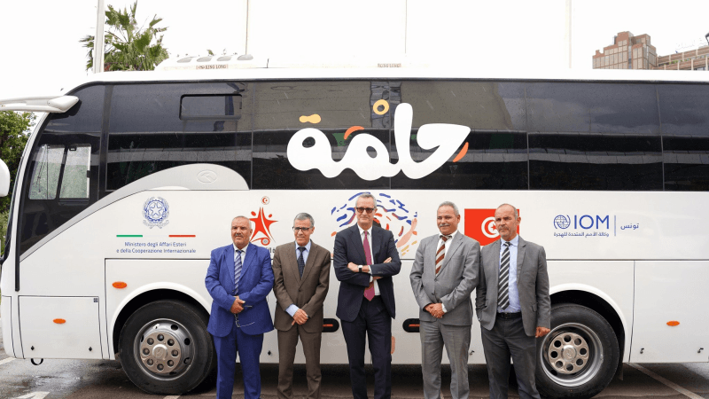 المنظمة الدولية للهجرة تسلّم حافلتين لمندوبية الشباب بمدنين وتطاوين