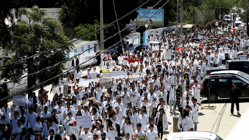منظّمة الأطباء الشبان تُلوّح بإضراب وطني ومقاطعة التربصات