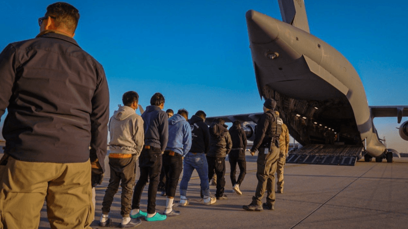Mille dollars et un billet d'avion...l'offre de Trump aux clandestins