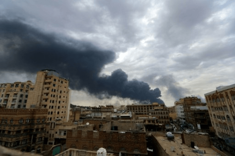Israël bombarde Sanaa, les Houthis menacent de réagir