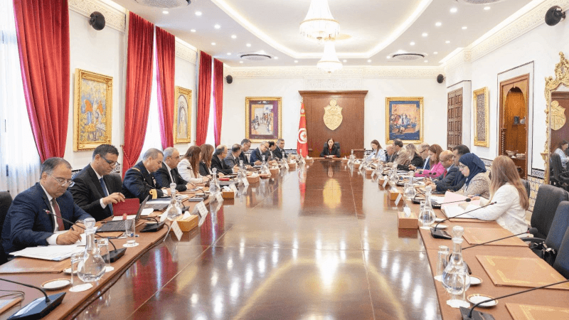 إجراءات لتحسين خدمات النقل وتعريفات تفاضلية للجالية التونسية