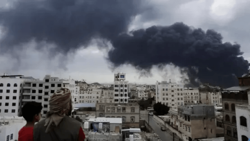 بعد القصف الإسرائيلي.. تعليق كل الرحلات في مطار صنعاء