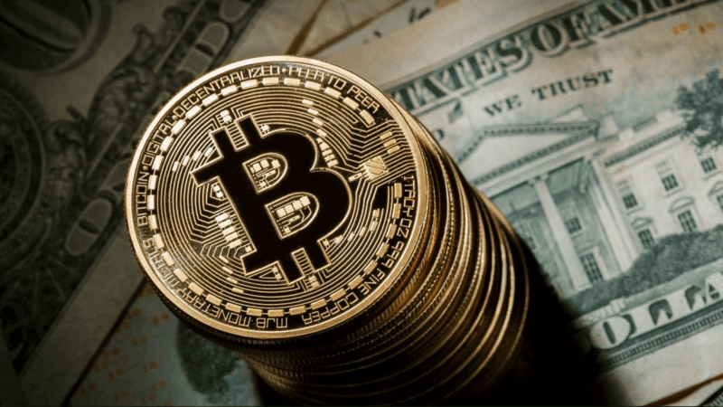 بيتكوين مقابل الدولار: علاقة متشابكة بين التقليدي والرقمي