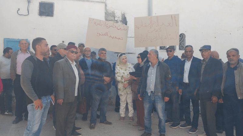 عدد من أصحاب المقاسم الفلاحية الدولية يحتجون أمام البرلمان