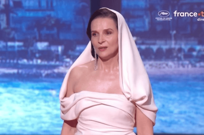 Juliette Binoche rend hommage à Fatma Hassouna