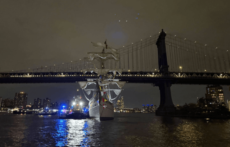 New York : Un navire heurte le pont de Brooklyn