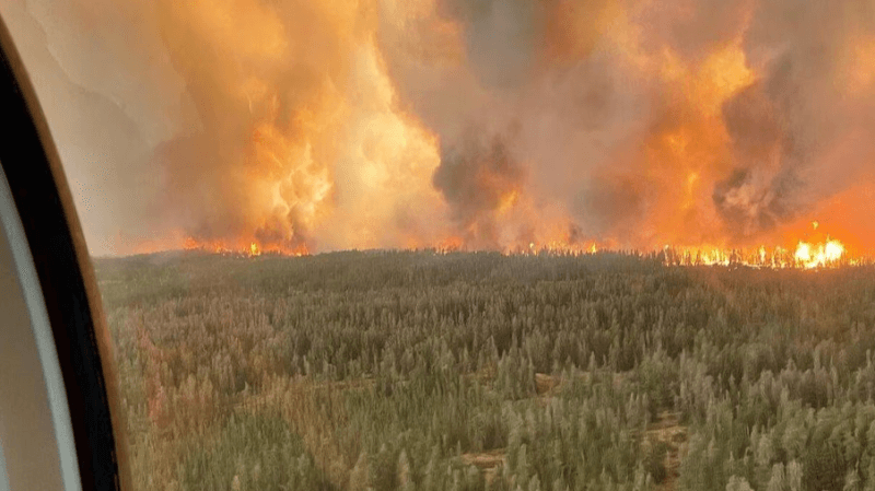 Feux de forêt au Manitoba : Plus de 17 000 personnes évacuées