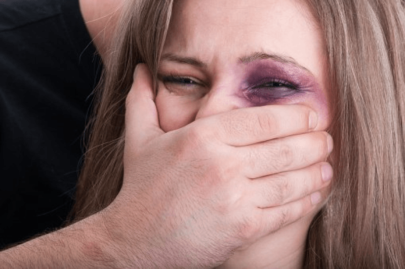 Maltraitées et battues : Pourquoi ces femmes 'choisissent' de rester ?