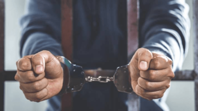 في حقه أحكام بـ80 عاما.. الاحتفاظ بتاجر مختص في توزيع المواد الحديدية