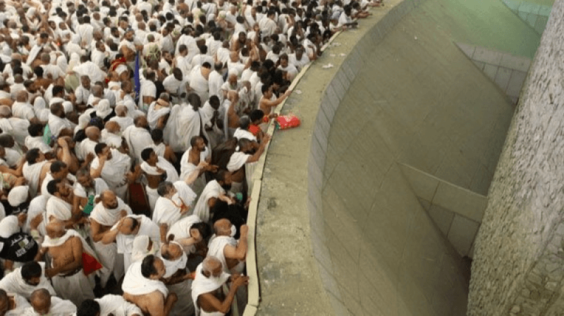 الحجاج يرمون جمرة العقبة الكبرى في مشعر منى