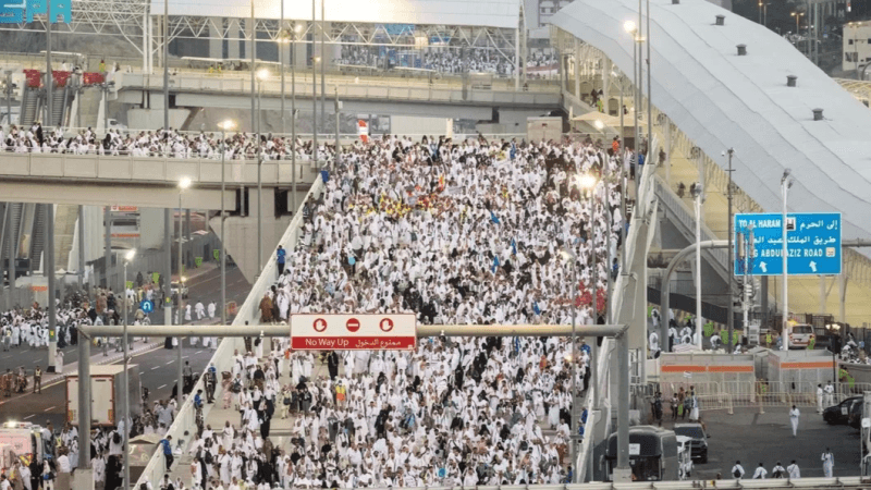 حجاج بيت الله يواصلون رمي الجمرات الثلاث في أول أيام التشريق