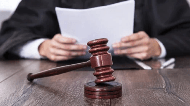السجن مع تأجيل التنفيذ للإعلامي عفيف الفريقي ومتهمين آخرين