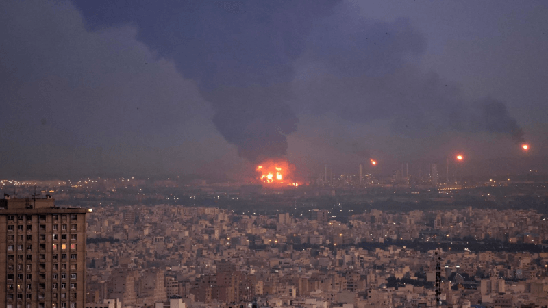 إسرائيل تستهدف مستودع الوقود الرئيسي في طهران