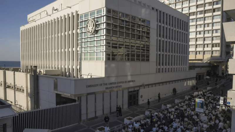 صاروخ إيراني يصيب مبنى السفارة الأمريكية في تل أبيب