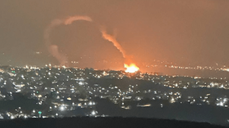 إصابة مباشرة لمبنى في وسط إسرائيل بصاروخ إيراني