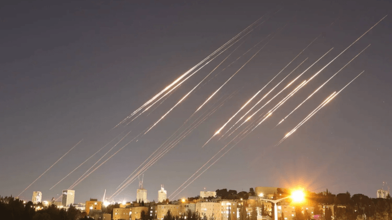 سقوط 30 صاروخا إيرانيا وسط إسرائيل خلال 20 دقيقة