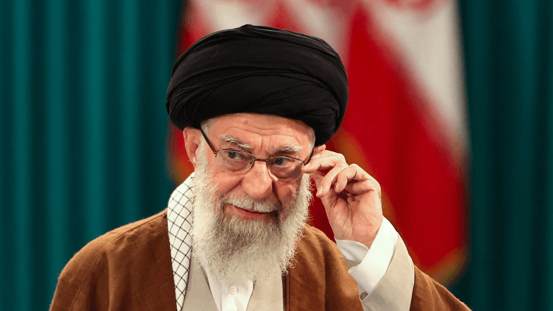 خامنئي يعلن بداية المعركة ويؤكّد 'لن نساوم الصهاينة أبداً'