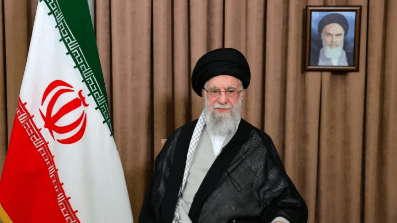 خامنئي: من يعرف إيران وتاريخها لا يهدّد شعبها