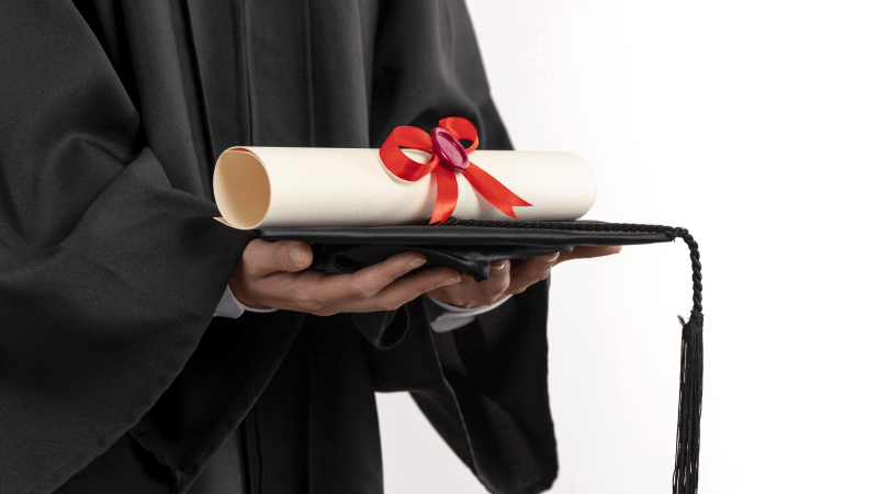 أحدهما حاصل على أعلى معدل في الآداب..توأمان يتألقان في الباكالوريا