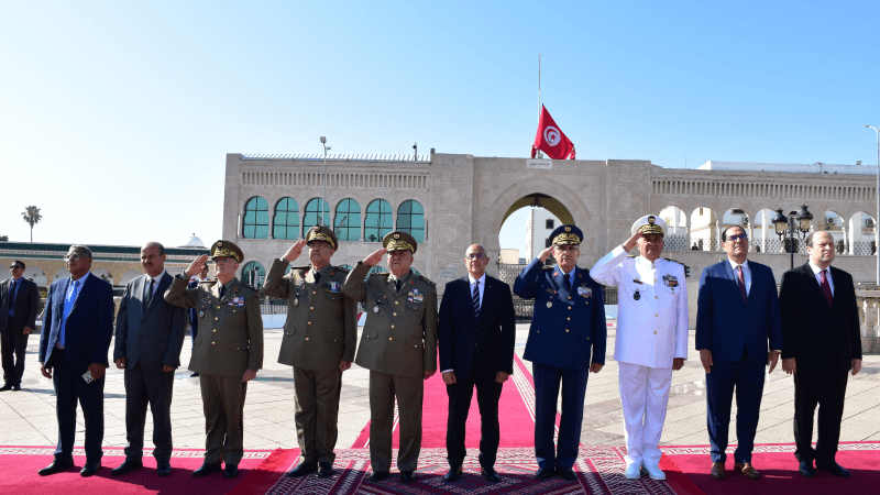 موكب عسكري لرفع العلم الوطني بساحة القصبة