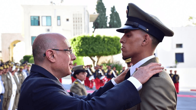 وزير الدفاع يُشرف على تقليد رتب وأوسمة لعسكريين