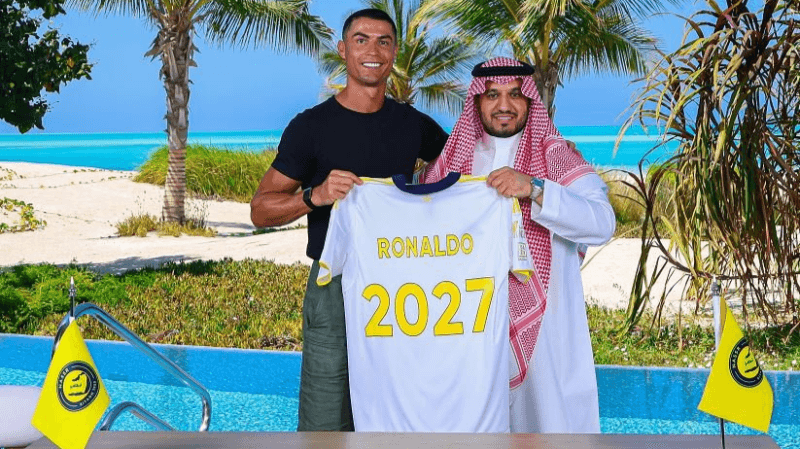 'القصّة تستمر مع قائدنا التاريخي'.. النصر يُعلن تمديد عقد رونالدو