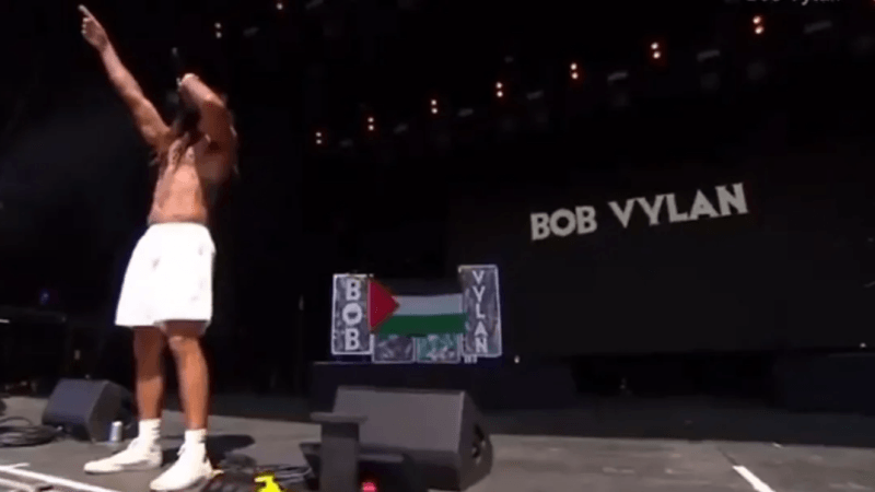 فرقة Bob Vylan تهتف لفلسطين في بريطانيا وتواجه عقوبات في أمريكا