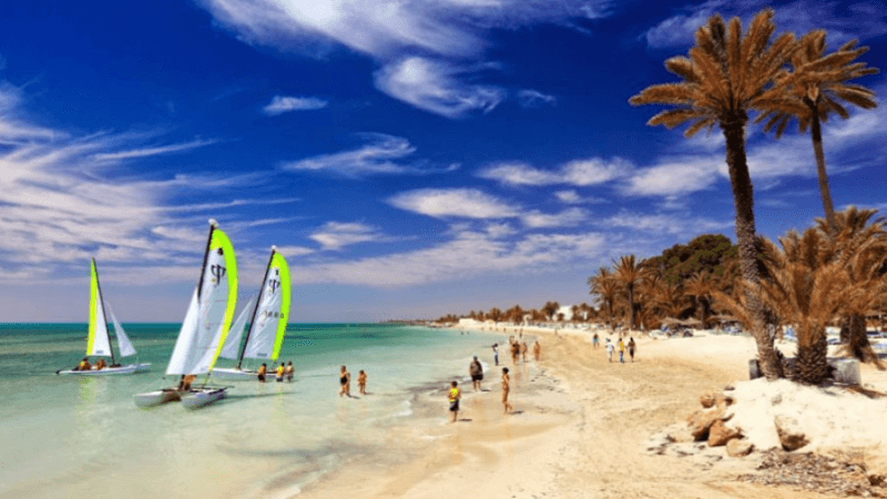 Faut-il une loi pour garantir le droit du Tunisien moyen au tourisme ?