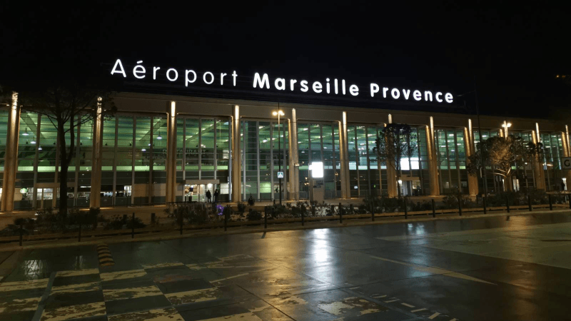 France: Le Sud en flammes... L'aéroport de Marseille fermé