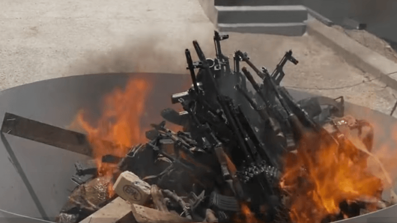 Des combattants du PKK brûlent leurs armes...