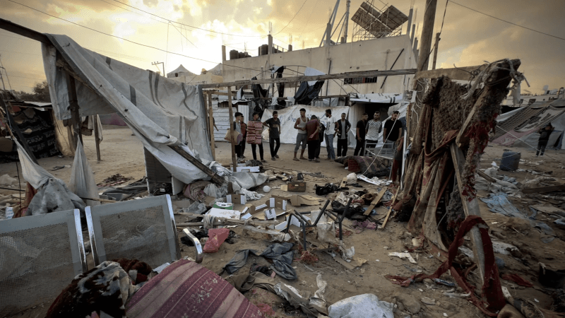 طيران الاحتلال يقصف خيام نازحين في دير البلح وخان يونس