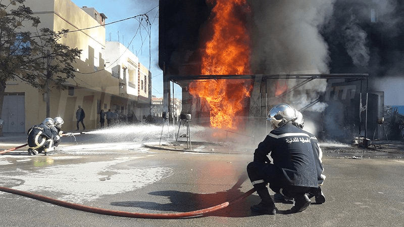 قابس: السيطرة على حريق في مستودع للعجلات المطاطية بالمنطقة الصناعية