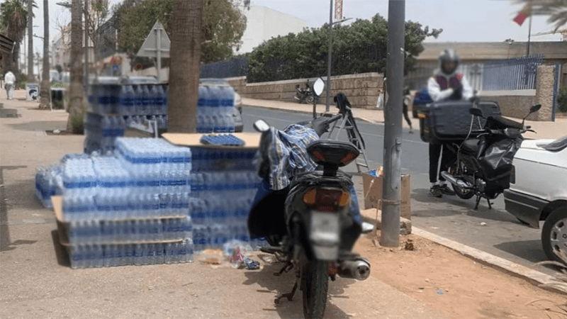 مياه معلبة تُعرض تحت الشمس وتهدد صحة المستهلك